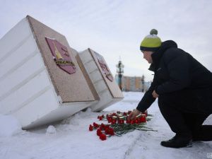 Стихийный мемориал открылся в Якутске после теракта в Подмосковье