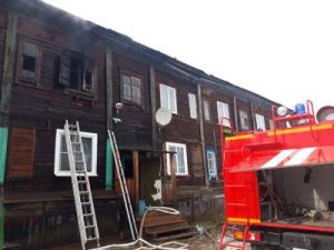 Пожарным удалось остановить распространение огня, эвакуировать жителей и отстоять двухэтажный дом в Пеледуе