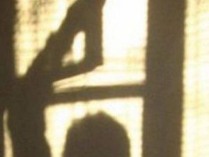 В Верхнеколымском районе мужчина более месяца жил в чужой квартире, пробираясь в нее через окно