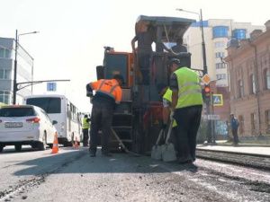Подрядчик устраняет дефекты дорожного полотна проспекта Ленина
