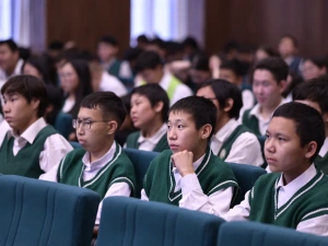 Сергей Местников провел урок государственности в Хатасской школе города Якутска