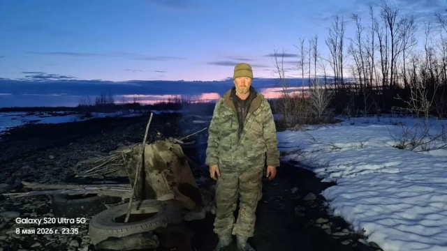 Выживал как Робинзон Крузо, соорудив жилье из палок. В Якутии спасли водителя из Амурской области, застрявшего на зимнике