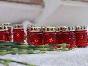 Стихийный мемориал открылся в Якутске после теракта в Подмосковье