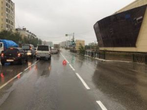 В Якутске пожилой мужчина переходил дорогу в неположенном месте и попал под колеса