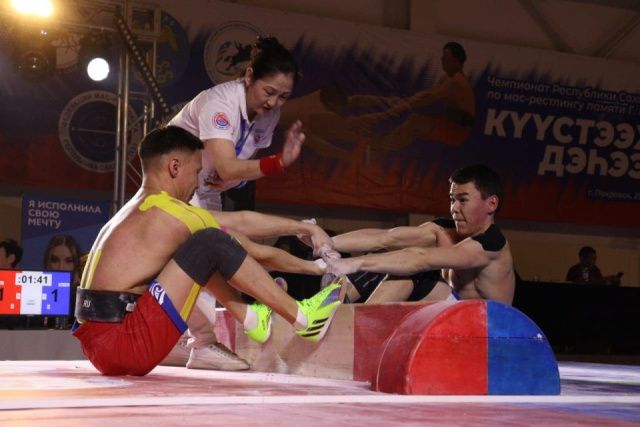 Сенсационно завершился первый день чемпионата Якутии по мас-рестлингу