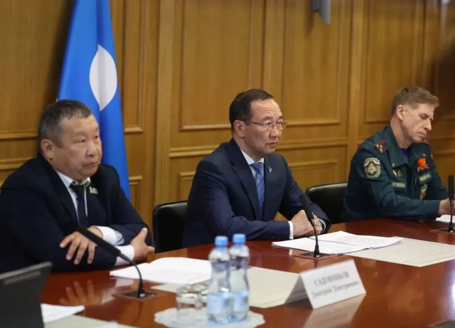 Айсен Николаев поручил оперативно восстановить взлётно-посадочную полосу в Среднеколымске после паводка