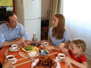 Айсен Николаев проведал семью военнослужащего в Ленском районе