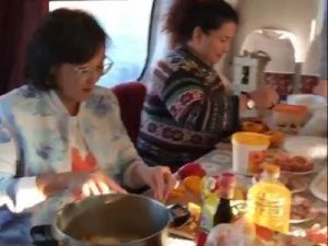 Авксентьева готовит греческий салат, а Федоров — соус к строганине. Команда мэрии празднует победу (видео)