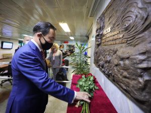 В общеобразовательной школе Айхала установлена памятная доска основателю посёлка