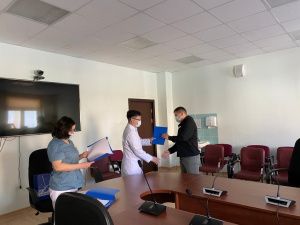 Новорожденным детям Якутии впервые вручили генетические паспорта