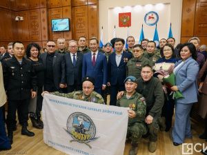 Айсен Николаев вручил якутянам государственные награды в преддверии Нового года