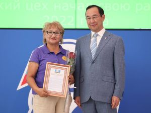 Айсен Николаев наградил волонтёров специальной военной операции