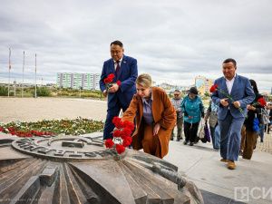 В Якутске возложили цветы к монументу «Воинам-победителям» в честь 80-летия победы в Курской битве