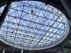 Начался монтаж «стеклянного озера» на крыше Арктического центра в Якутске