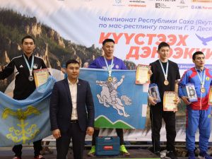 Сенсационно завершился первый день чемпионата Якутии по мас-рестлингу