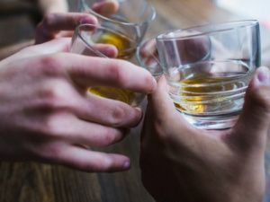 В Якутии мужчину осудили за спаивание подростка