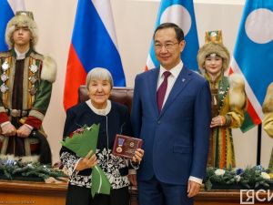Айсен Николаев вручил якутянам государственные награды в преддверии Нового года