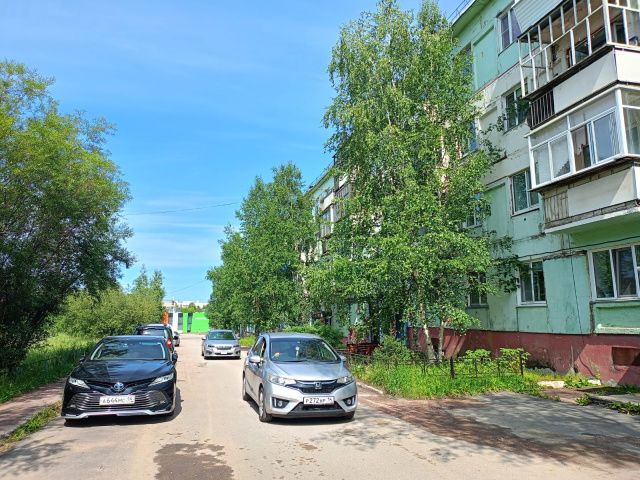 Вместо тротуара – проезжая часть. Жители многоквартирного дома в Нерюнгри рискуют попасть под колёса
