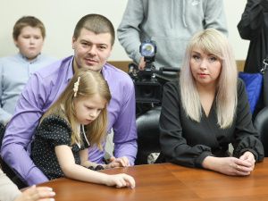 Айсен Николаев вручил жилищные сертификаты молодым семьям из Нерюнгри