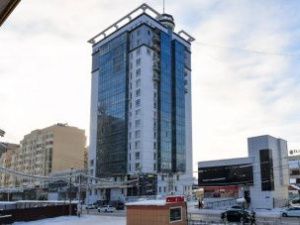 Из здания делового центра в Якутске выпали девушки