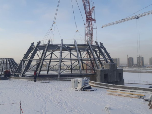 На крыше Арктического центра эпоса в Якутске устанавливают самую большую 75-тонную урасу