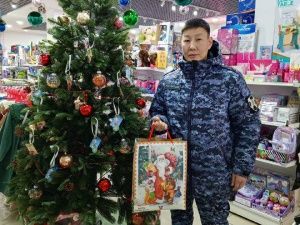 Росгвардейцы в районах Якутии участвуют в благотворительной акции «Елка добра»